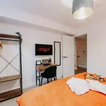 Birmingham City Centre Apartment - Sleeps Upto 6 Guests, On Street Car Parking