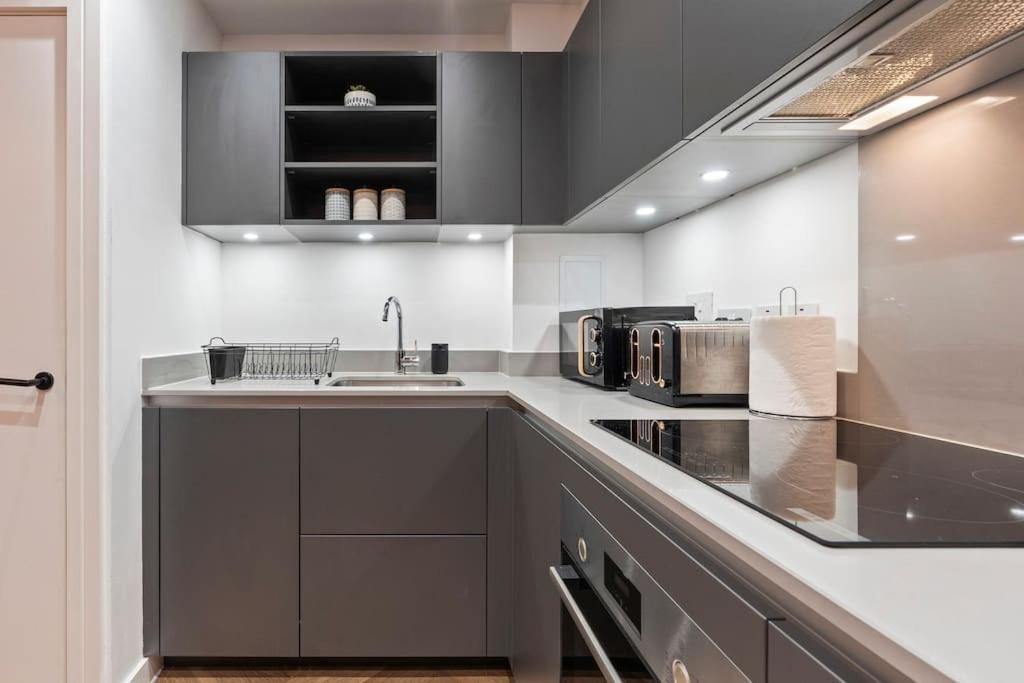 Centre - Sleeps Upto 6 Guests, On Street Car Parking Birmingham