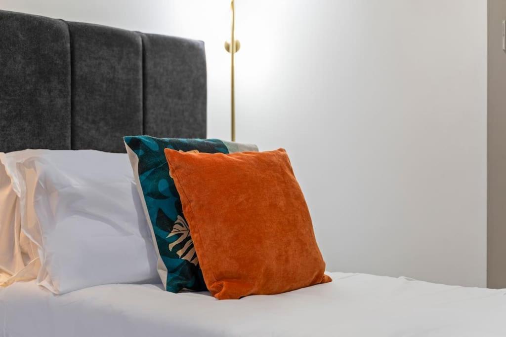 Apartment Centre - Sleeps Upto 6 Guests, On Street Car Parking *