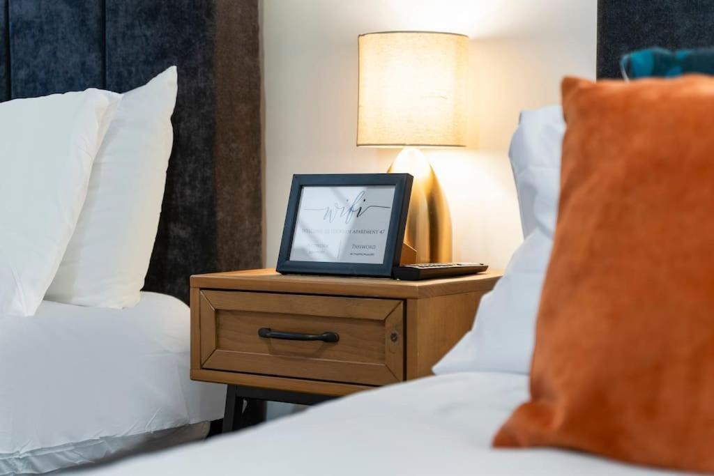 Centre - Sleeps Upto 6 Guests, On Street Car Parking Apartment Birmingham