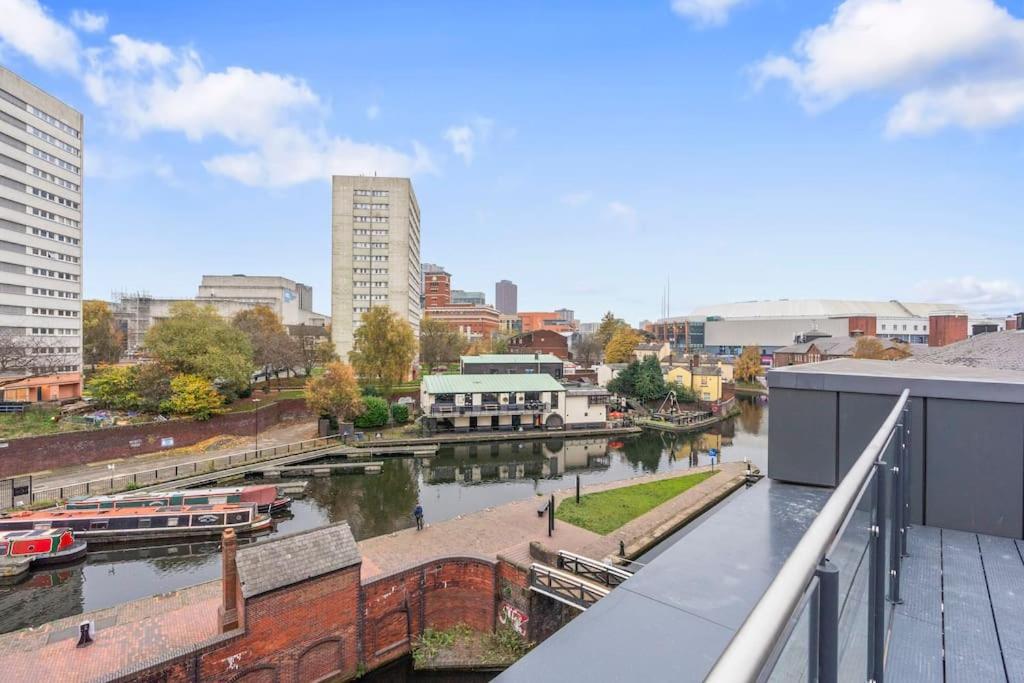 Centre - Sleeps Upto 6 Guests, On Street Car Parking Apartment