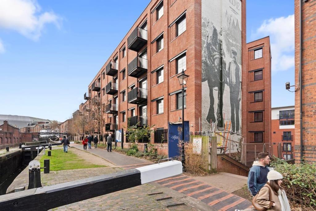 Centre - Sleeps Upto 6 Guests, On Street Car Parking Birmingham