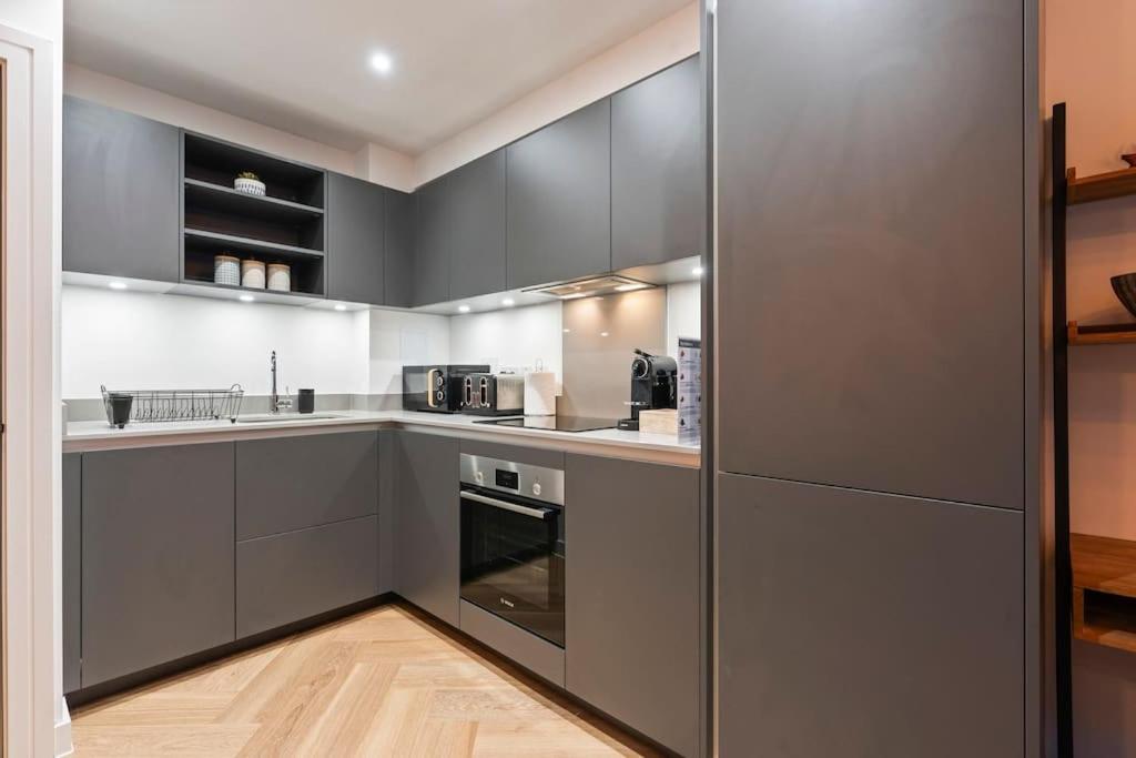 Centre - Sleeps Upto 6 Guests, On Street Car Parking