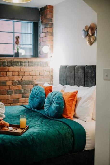 Centre - Sleeps Upto 6 Guests, On Street Car Parking *
