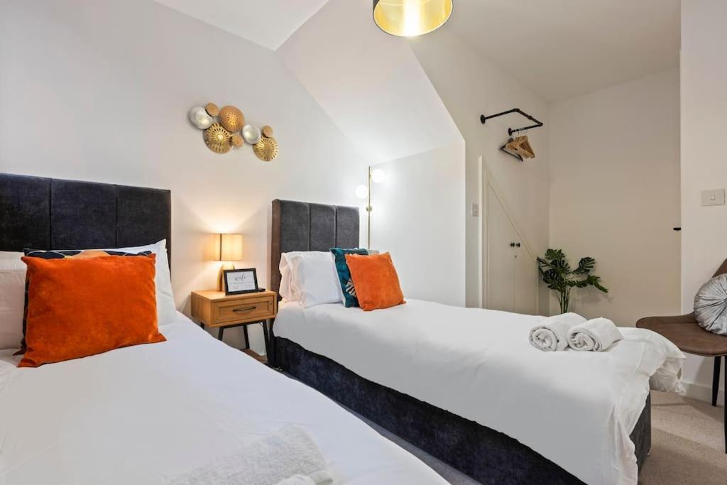 Centre - Sleeps Upto 6 Guests, On Street Car Parking Apartment