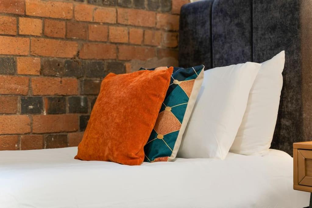 Centre - Sleeps Upto 6 Guests, On Street Car Parking Apartment *