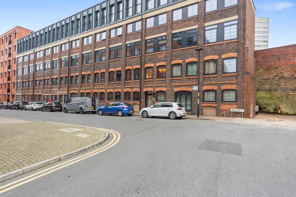 Centre - Sleeps Upto 6 Guests, On Street Car Parking Apartment *