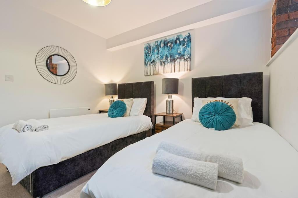 Apartment Centre - Sleeps Upto 6 Guests, On Street Car Parking *