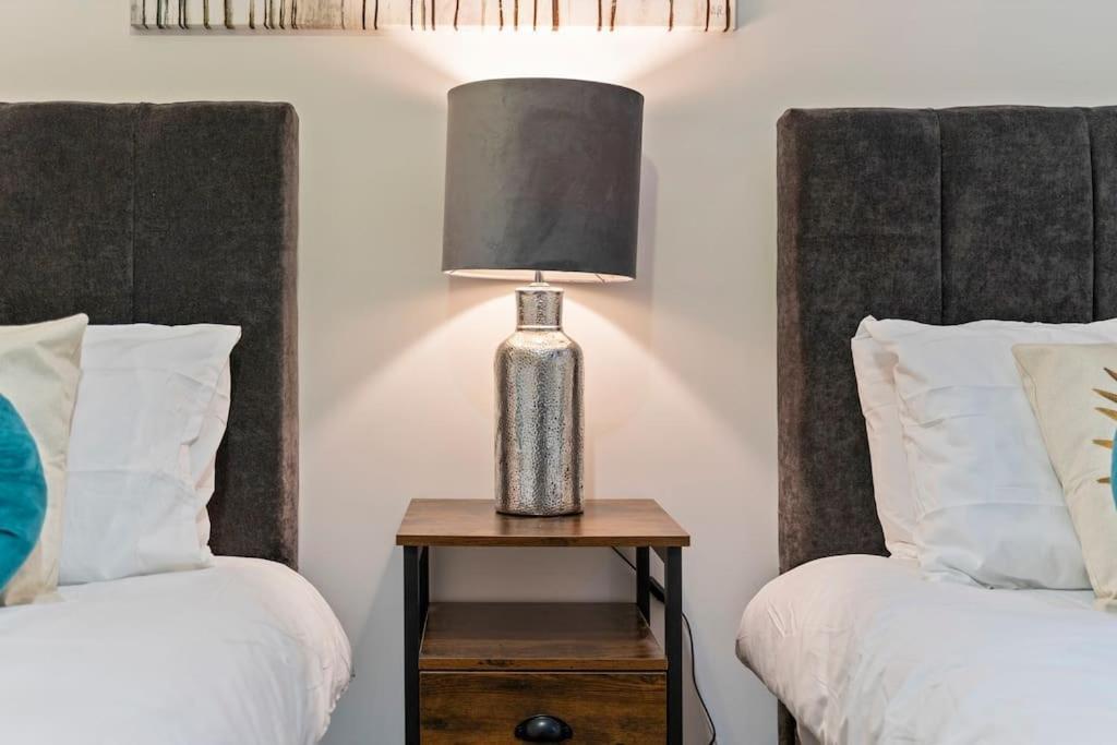 Centre - Sleeps Upto 6 Guests, On Street Car Parking Apartment Birmingham
