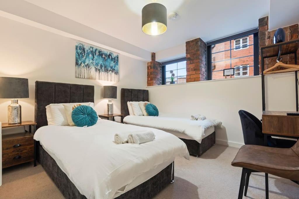 Centre - Sleeps Upto 6 Guests, On Street Car Parking Apartment *