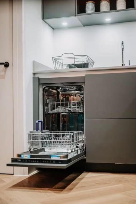 Centre - Sleeps Upto 6 Guests, On Street Car Parking Birmingham