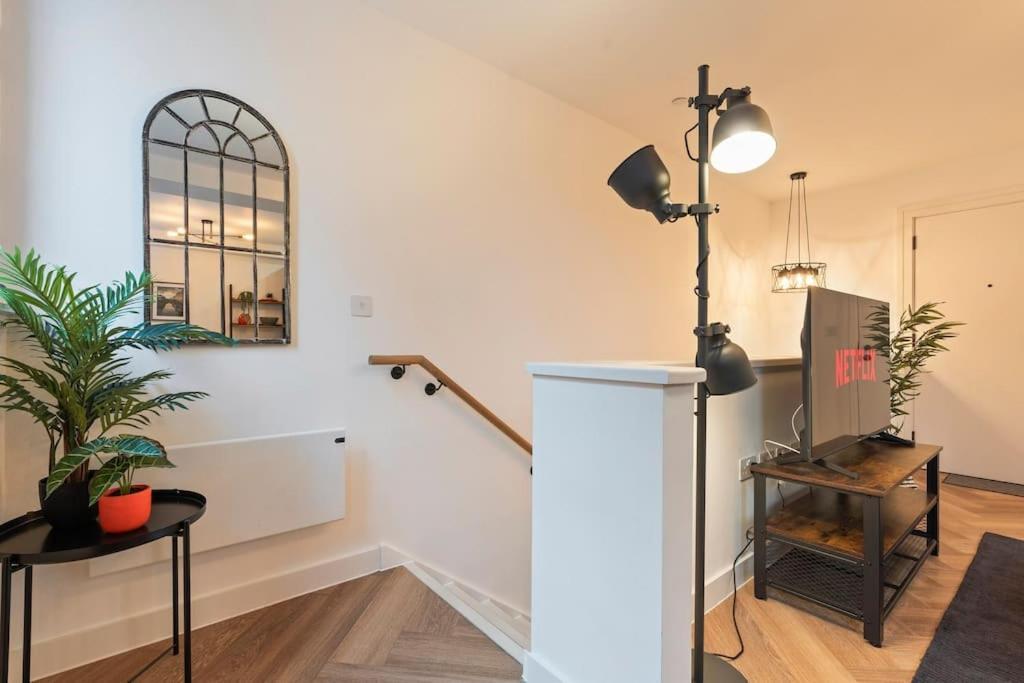 Centre - Sleeps Upto 6 Guests, On Street Car Parking