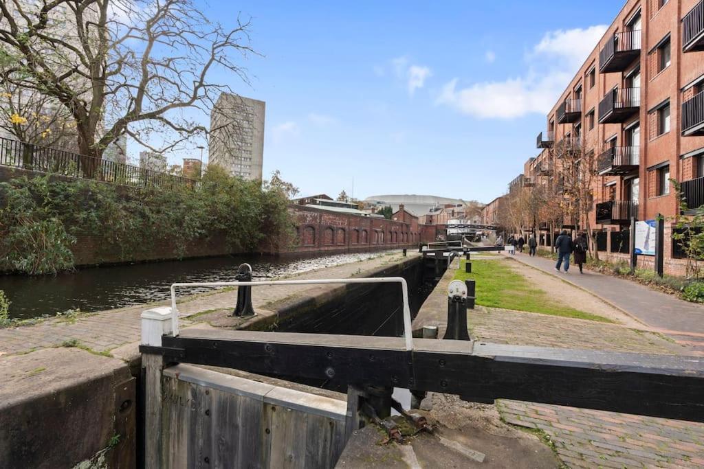 Centre - Sleeps Upto 6 Guests, On Street Car Parking Apartment