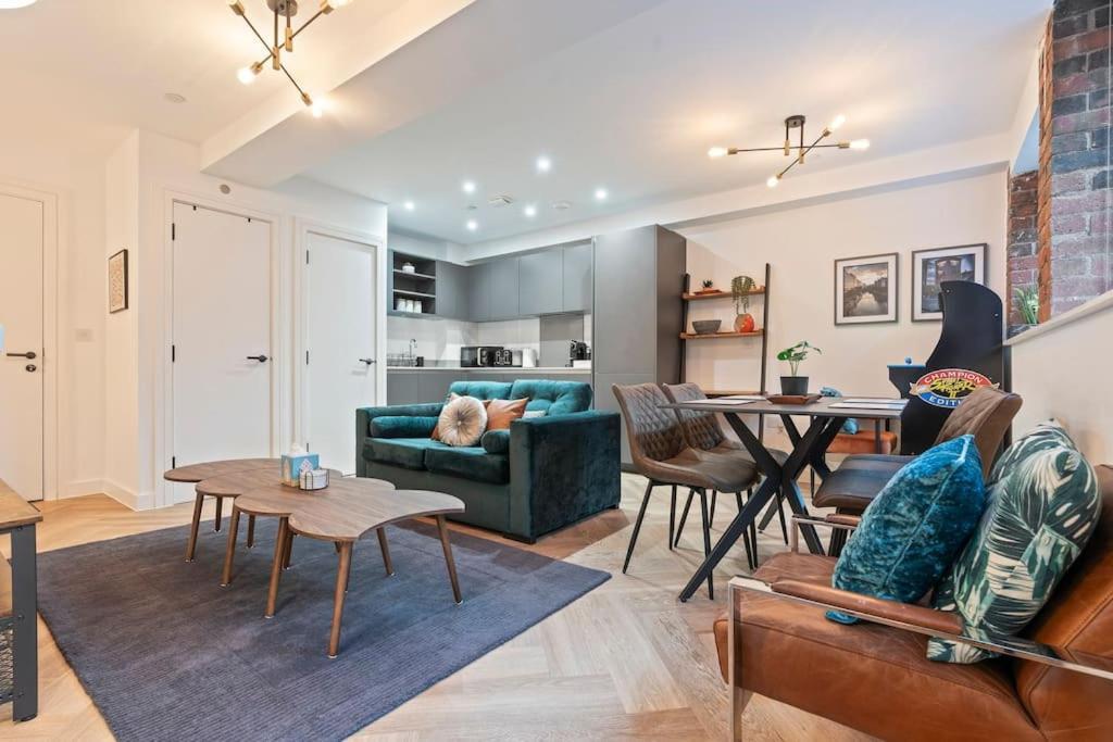 Centre - Sleeps Upto 6 Guests, On Street Car Parking Birmingham