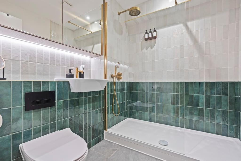 Centre - Sleeps Upto 6 Guests, On Street Car Parking *