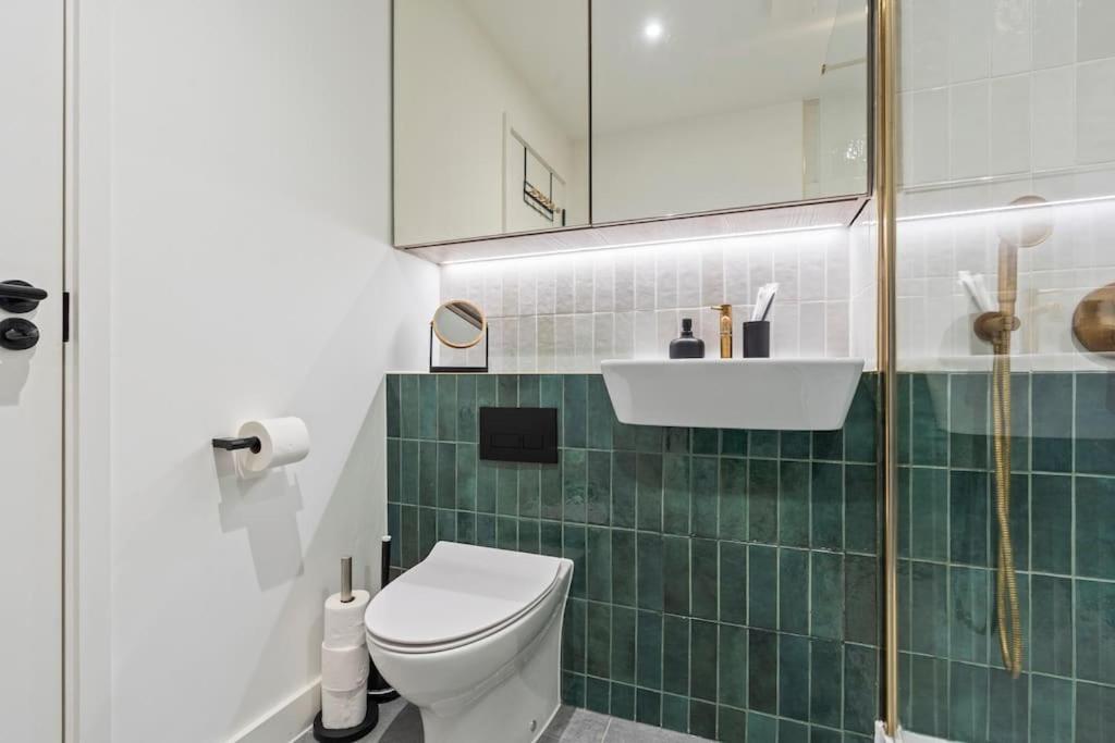 Centre - Sleeps Upto 6 Guests, On Street Car Parking Apartment