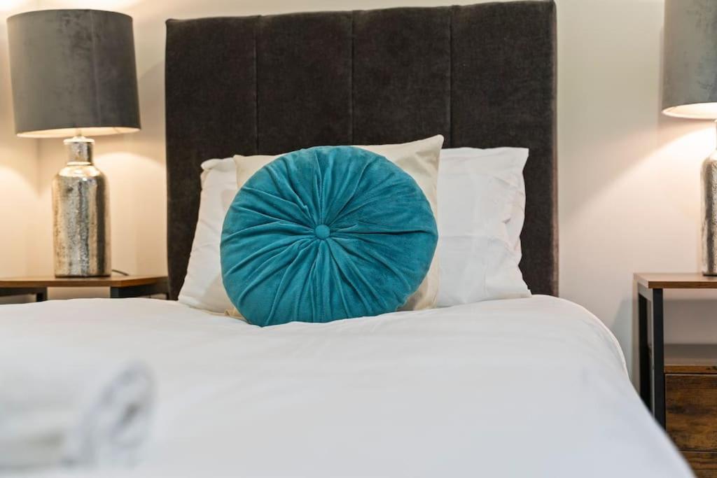 Centre - Sleeps Upto 6 Guests, On Street Car Parking Apartment *