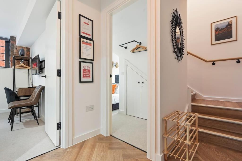 Centre - Sleeps Upto 6 Guests, On Street Car Parking Apartment *