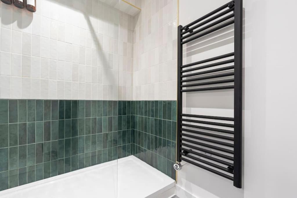 Apartment Centre - Sleeps Upto 6 Guests, On Street Car Parking *